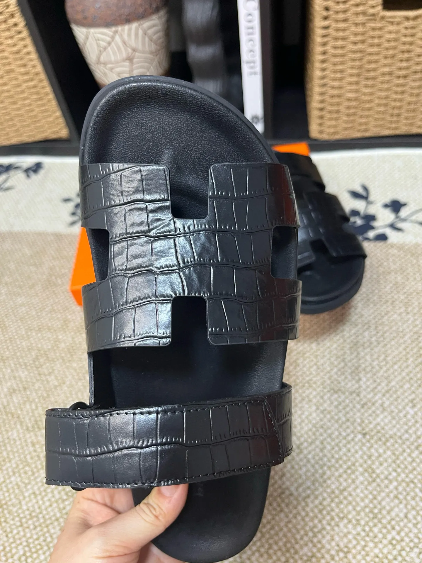 P300 Long-term stock Hermes men’s Kazimir slippers for couples - top quality woven calfskin functional sandals with intertwined uppers inspired by the “H” iconic pattern to create a casual look, perfect for summer. Imported cowhide + cowhide lining + TUP outsole Size: 35-46